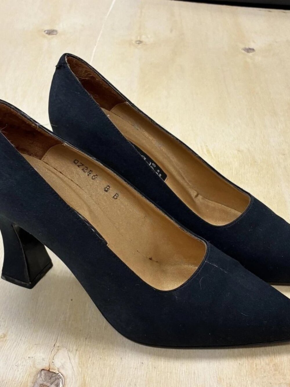 Kenneth Cole All Leather Suede Black Spool Heel Pumps sz 8 - Picture 2 of 7